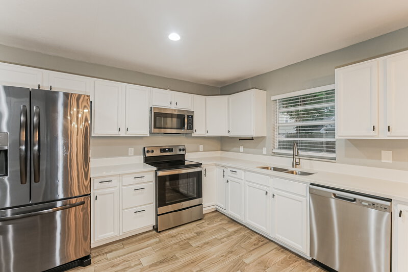 2,290/Mo, 9715 Little Pond Way Tampa, FL 33647 Kitchen View 2