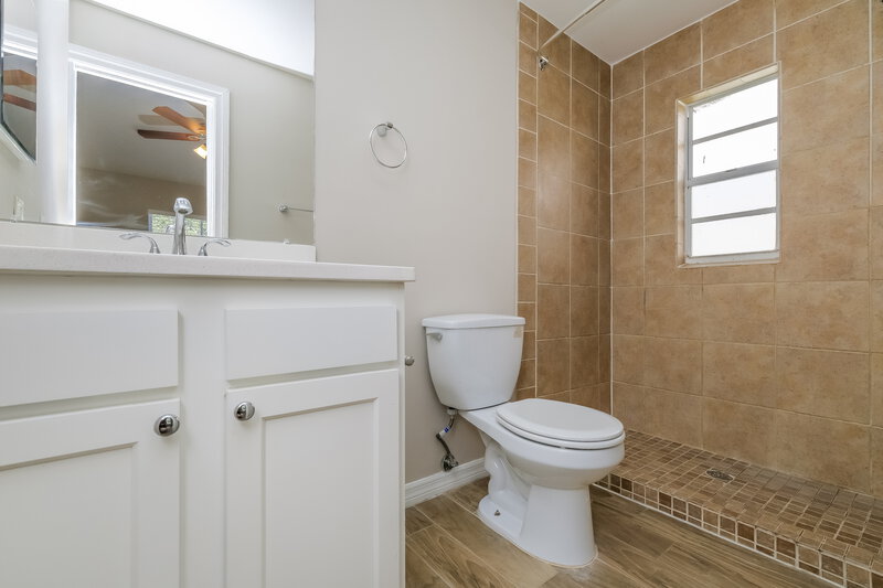 2,160/Mo, 9715 Little Pond Way Tampa, FL 33647 Main Bathroom View