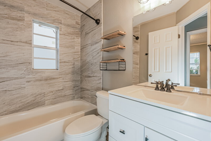 2,290/Mo, 9715 Little Pond Way Tampa, FL 33647 Bathroom View