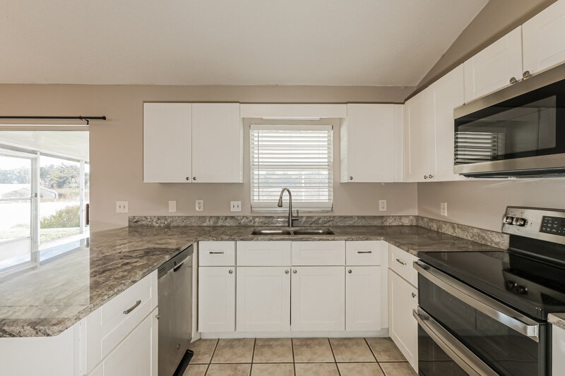 1,910/Mo, 38926 Carr Dr Zephyrhills, FL 33540 Kitchen View
