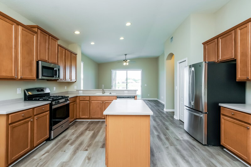 2,545/Mo, 5234 Clover Mist Dr Apollo Beach, FL 33572 Kitchen View