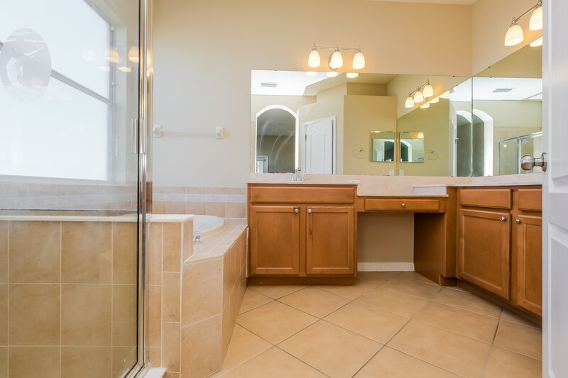 2,545/Mo, 5234 Clover Mist Dr Apollo Beach, FL 33572 Main Bathroom View