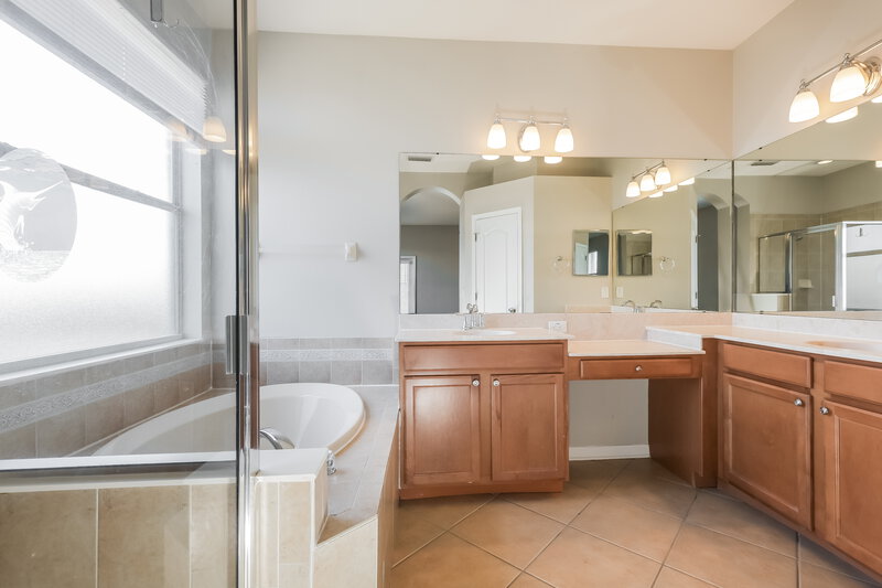 2,315/Mo, 5234 Clover Mist Dr Apollo Beach, FL 33572 Main Bathroom View