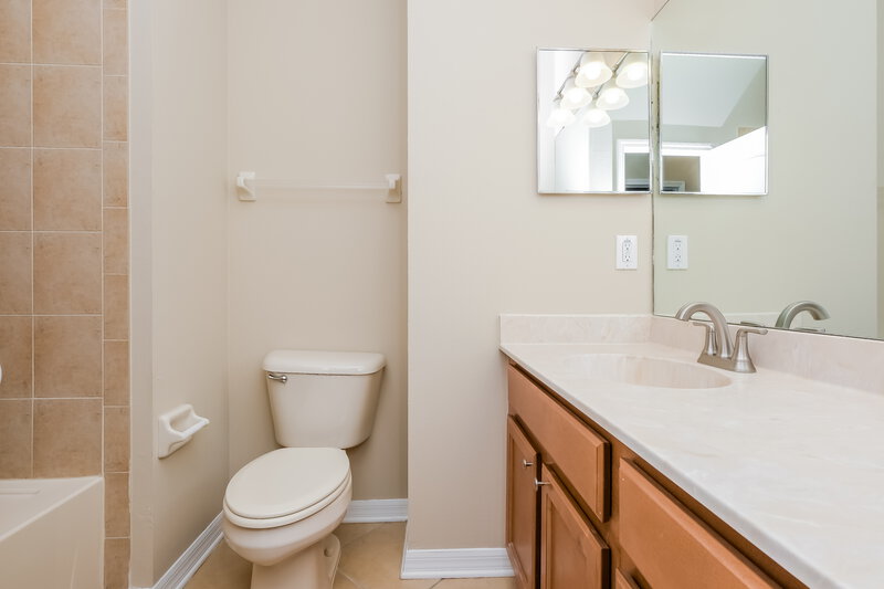 2,545/Mo, 5234 Clover Mist Dr Apollo Beach, FL 33572 Bathroom View