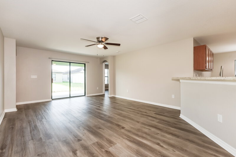 2,125/Mo, 920 Wynnmere Walk Ave Ruskin, FL 33570 Living Room View