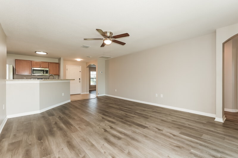 2,125/Mo, 920 Wynnmere Walk Ave Ruskin, FL 33570 Living Room View 2