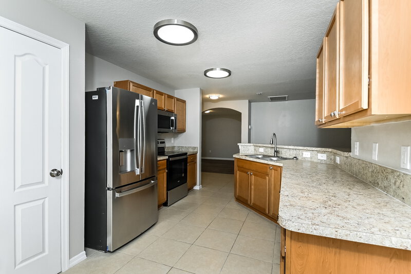 3,340/Mo, 920 Wynnmere Walk Ave Ruskin, FL 33570 Kitchen View 2