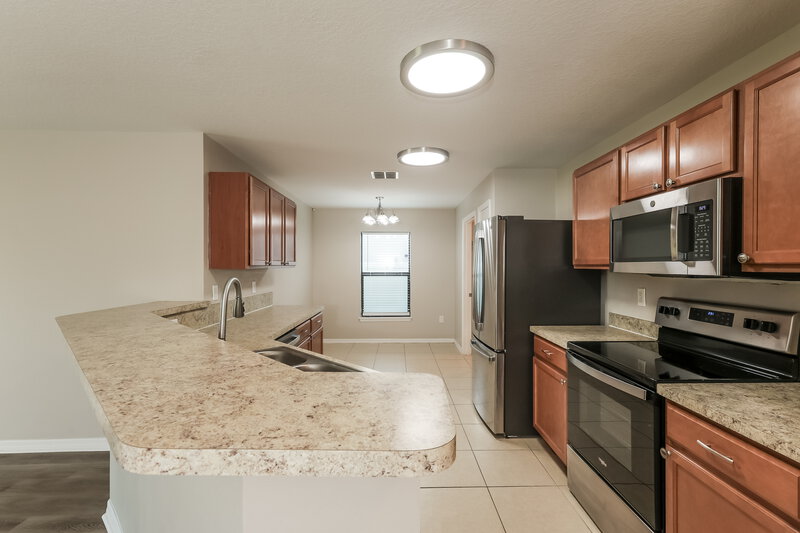 2,125/Mo, 920 Wynnmere Walk Ave Ruskin, FL 33570 Kitchen View