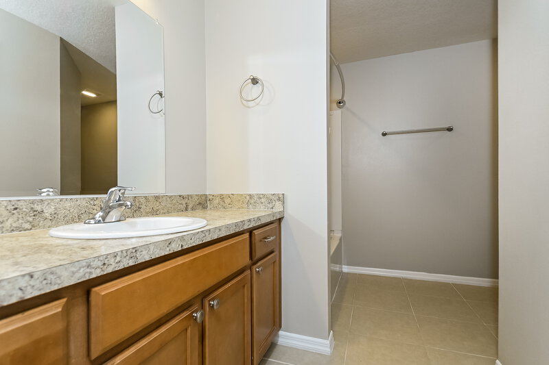 3,340/Mo, 920 Wynnmere Walk Ave Ruskin, FL 33570 Main Bathroom View