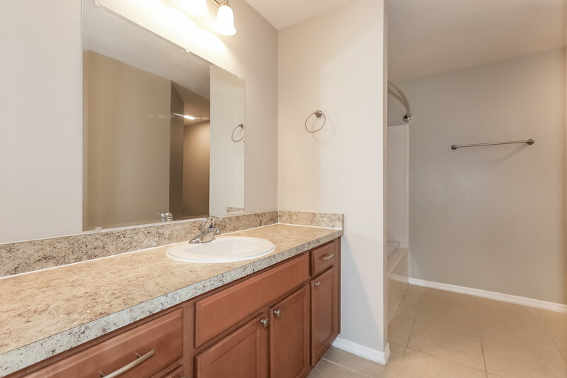 2,125/Mo, 920 Wynnmere Walk Ave Ruskin, FL 33570 Main Bathroom View