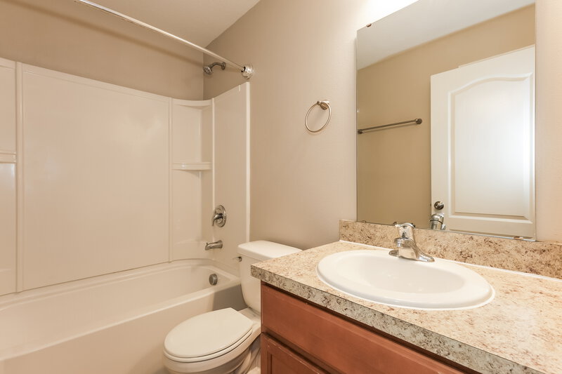 2,125/Mo, 920 Wynnmere Walk Ave Ruskin, FL 33570 Bathroom View