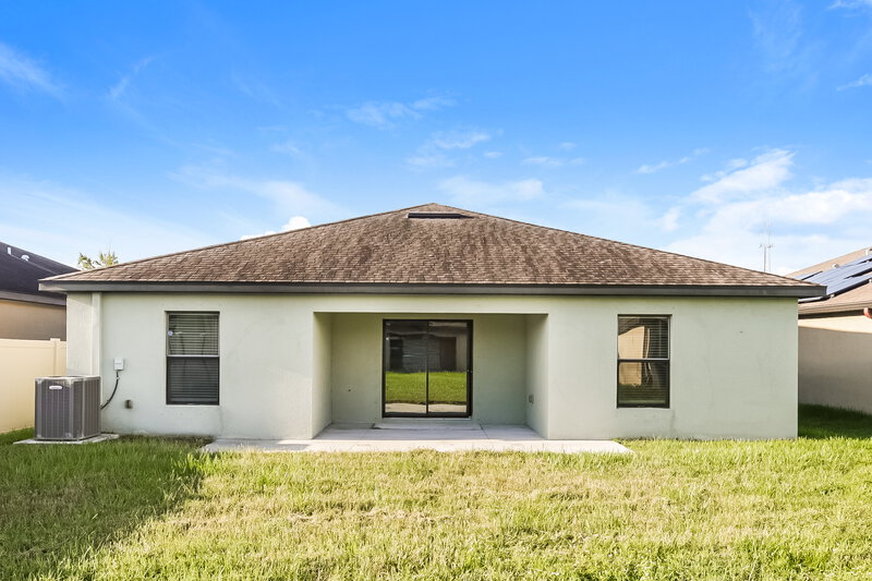 2,125/Mo, 920 Wynnmere Walk Ave Ruskin, FL 33570 Rear View
