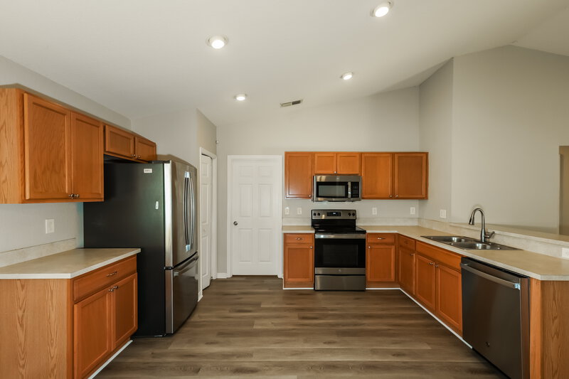 1,840/Mo, 11341 Southwind Lake Dr Gibsonton, FL 33534 Kitchen View