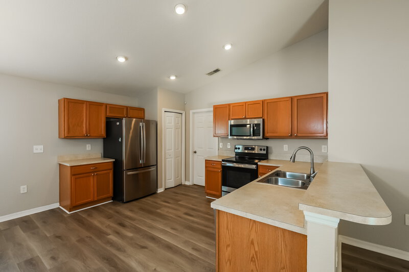 1,840/Mo, 11341 Southwind Lake Dr Gibsonton, FL 33534 Kitchen View 2