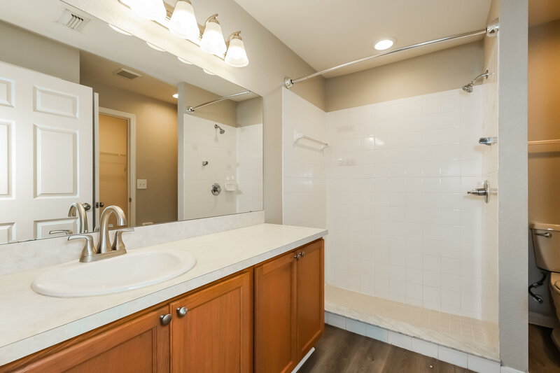 1,840/Mo, 11341 Southwind Lake Dr Gibsonton, FL 33534 Main Bathroom View
