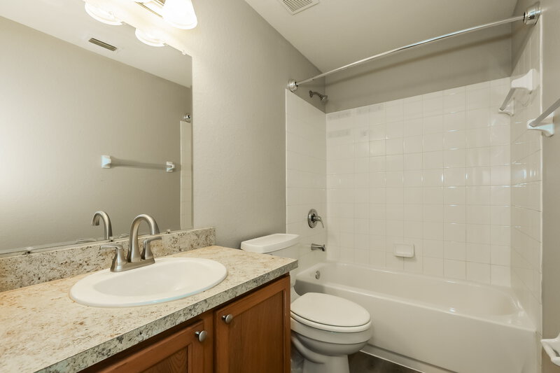1,840/Mo, 11341 Southwind Lake Dr Gibsonton, FL 33534 Bathroom View