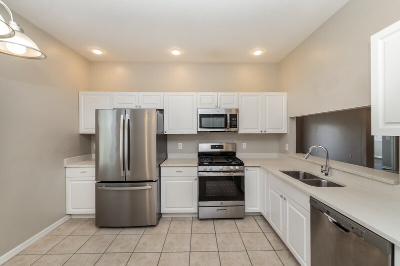 2,245/Mo, 6751 Monarch Park Dr Apollo Beach, FL 33572 Kitchen View
