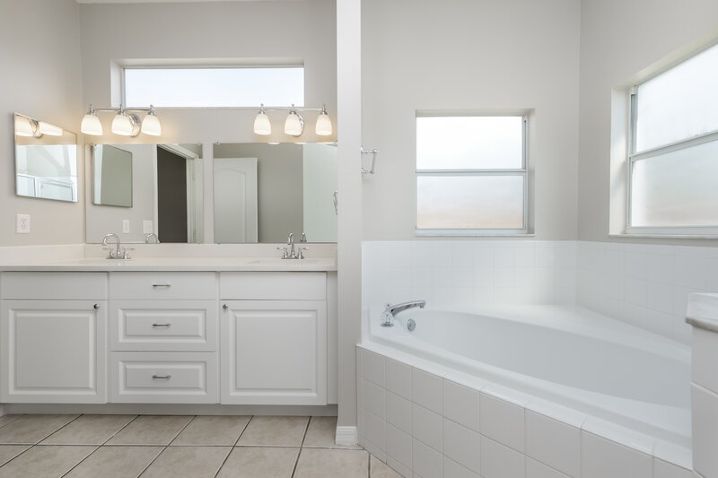 2,270/Mo, 6751 Monarch Park Dr Apollo Beach, FL 33572 Main Bathroom View 2