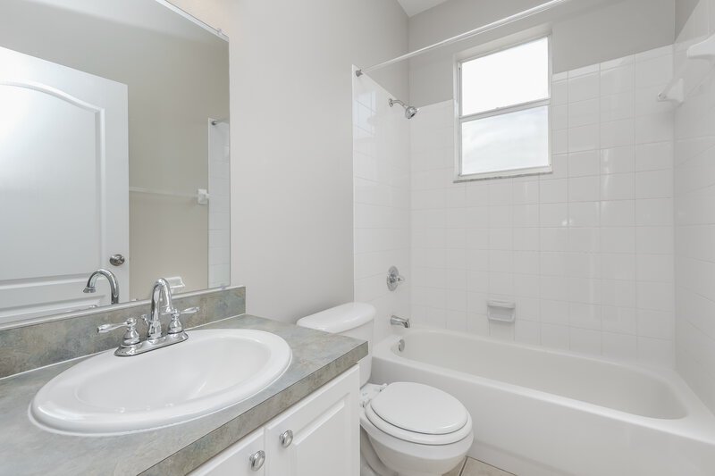 2,270/Mo, 6751 Monarch Park Dr Apollo Beach, FL 33572 Bathroom View