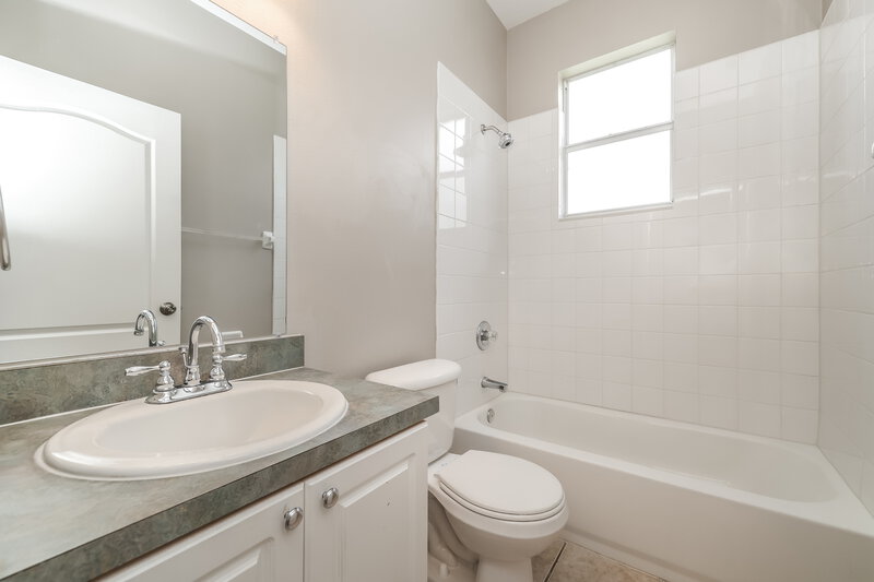 2,245/Mo, 6751 Monarch Park Dr Apollo Beach, FL 33572 Bathroom View