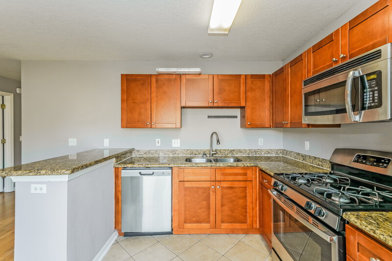 2,135/Mo, 15017 Deer Meadow Dr Lutz, FL 33559 Kitchen View
