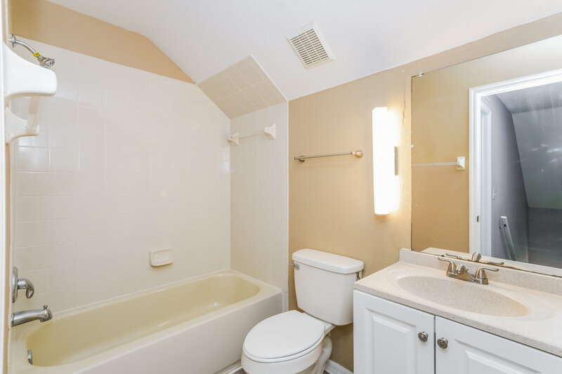 2,135/Mo, 15017 Deer Meadow Dr Lutz, FL 33559 Main Bathroom View
