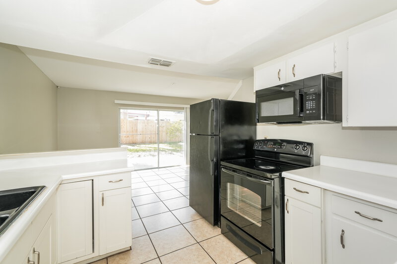 1,785/Mo, 856 Buttercup Dr Lakeland, FL 33801 Kitchen View 2