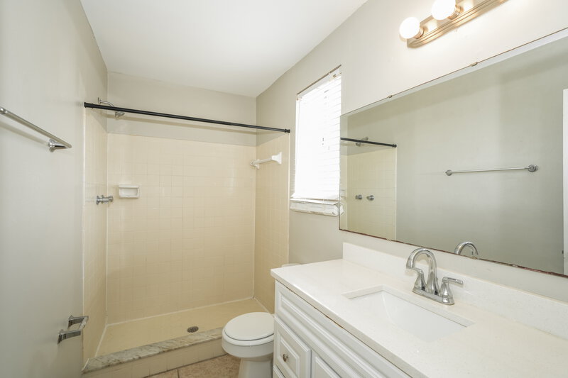 1,785/Mo, 856 Buttercup Dr Lakeland, FL 33801 Main Bathroom View