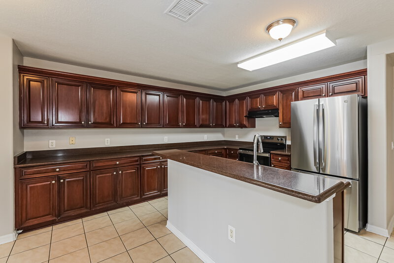 2,600/Mo, 7348 Hunters Greene Circle Lakeland, FL 33810 Kitchen View 2