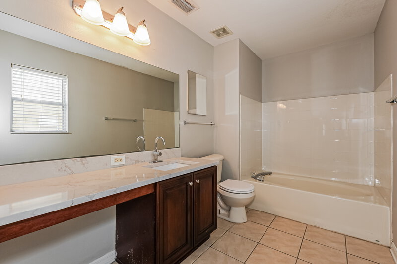 2,600/Mo, 7348 Hunters Greene Circle Lakeland, FL 33810 Main Bathroom View