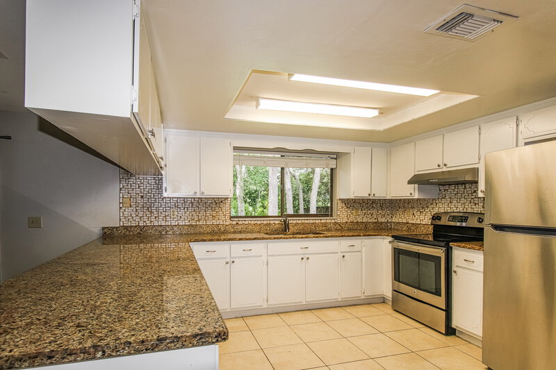 1,860/Mo, 8499 Vicksburg Rd Spring Hill, FL 34608 Kitchen View