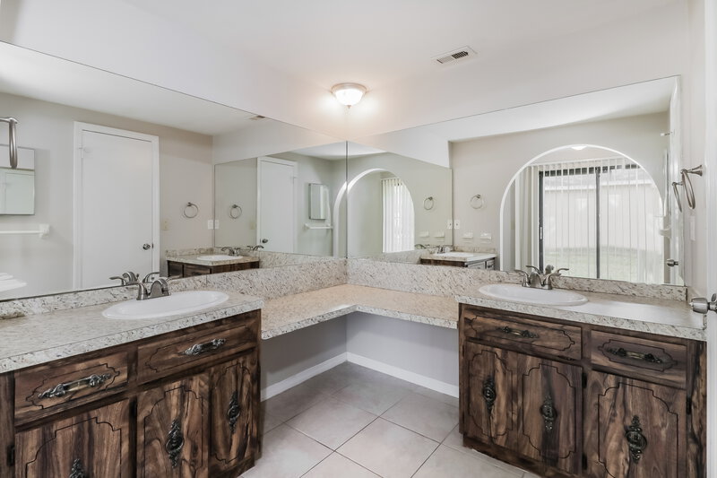 3,250/Mo, 8499 Vicksburg Rd Spring Hill, FL 34608 Main Bathroom View