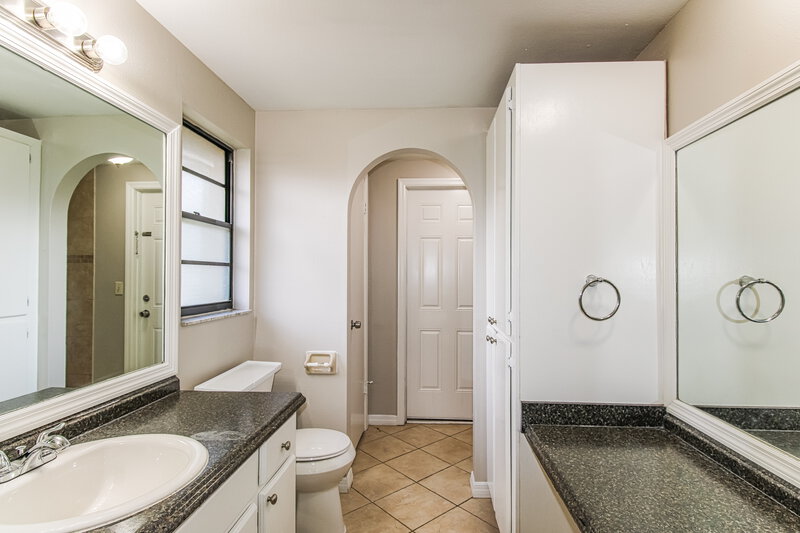 1,860/Mo, 8499 Vicksburg Rd Spring Hill, FL 34608 Main Bathroom View