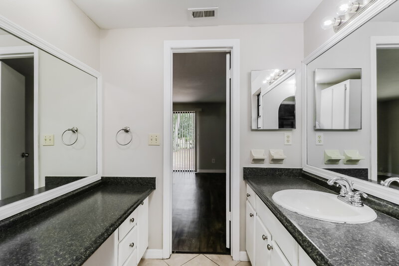 3,250/Mo, 8499 Vicksburg Rd Spring Hill, FL 34608 Main Bathroom View 2