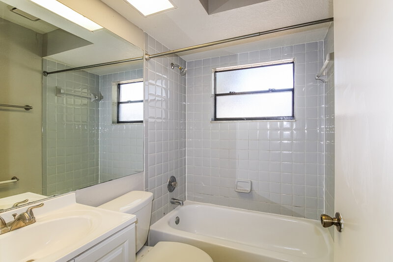 1,850/Mo, 10439 Norvell Rd Spring Hill, FL 34608 Bathroom View