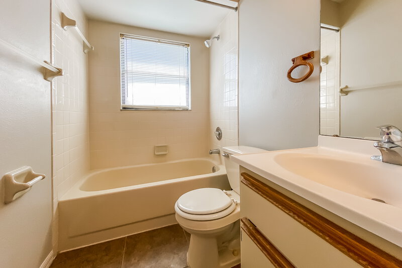 1,955/Mo, 8247 Royal Hart Dr New Port Richey, FL 34653 Bathroom View