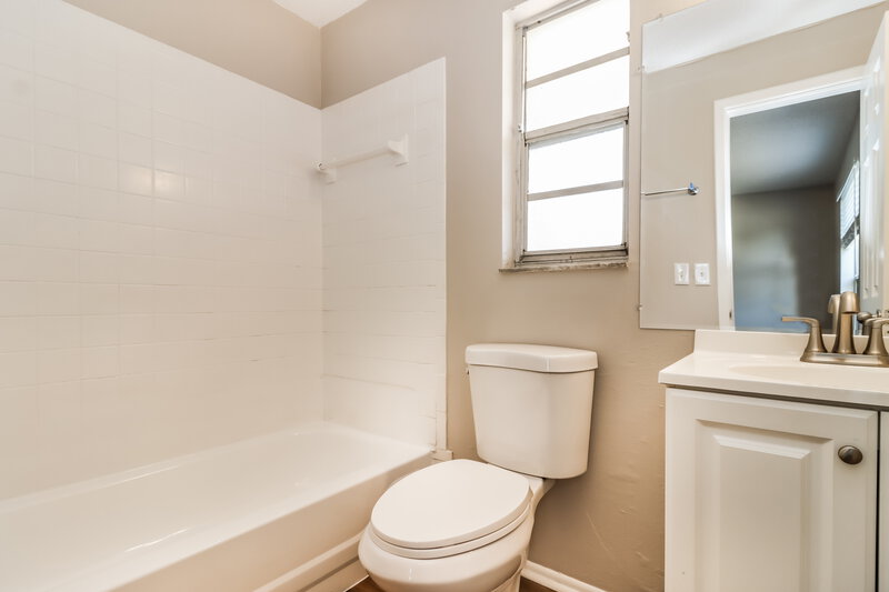 1,900/Mo, 3216 Kismet Ct New Port Richey, FL 34655 Main Bathroom View