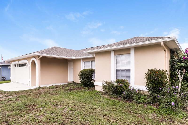 0/Mo, 18614 Parade Rd Hudson, FL 34667 Front View