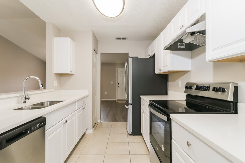 0/Mo, 18614 Parade Rd Hudson, FL 34667 Kitchen View 2