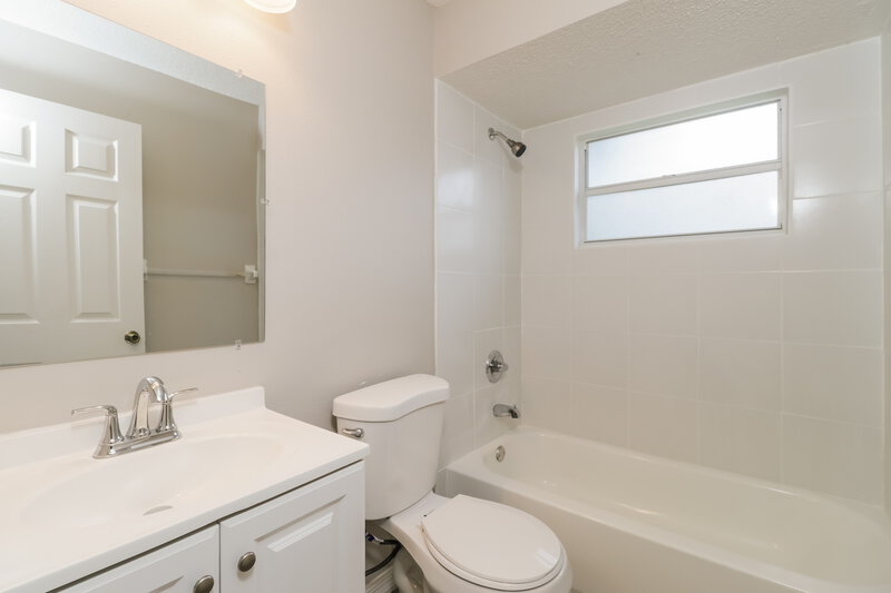 0/Mo, 18614 Parade Rd Hudson, FL 34667 Main Bathroom View