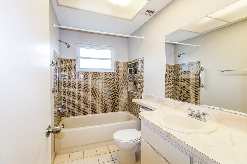 2,115/Mo, 13021 Sirius Ln Hudson, FL 34667 Main Bathroom View
