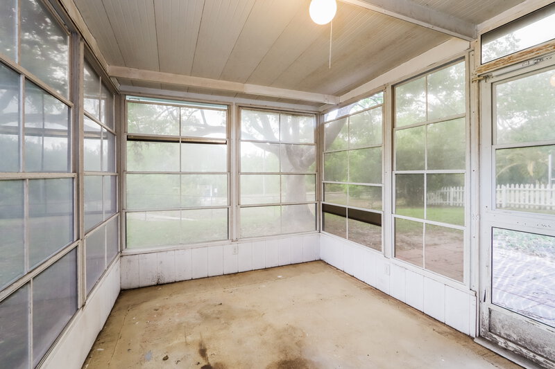 1,735/Mo, 18725 Parade Rd Hudson, FL 34667 Sun Room View