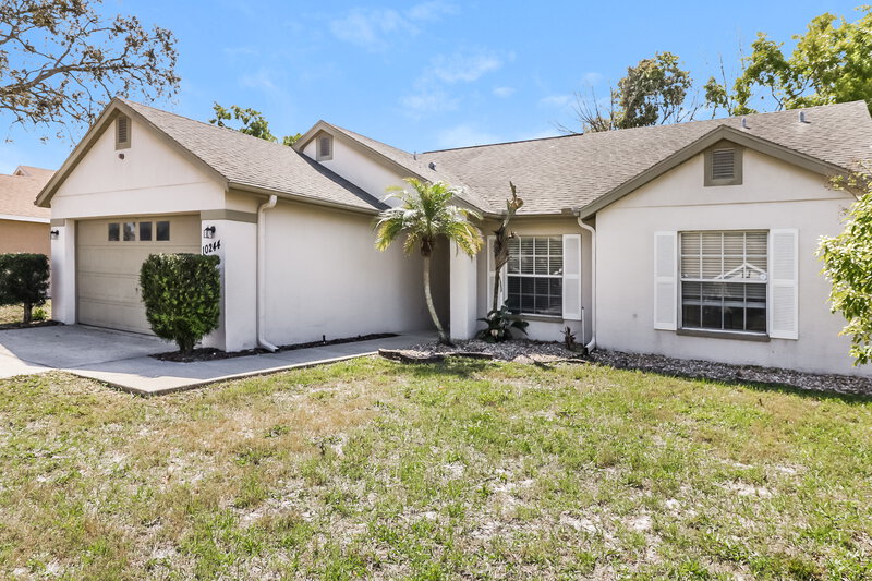 1,880/Mo, 10244 Rainbow Oaks Dr Hudson, FL 34667 Front View