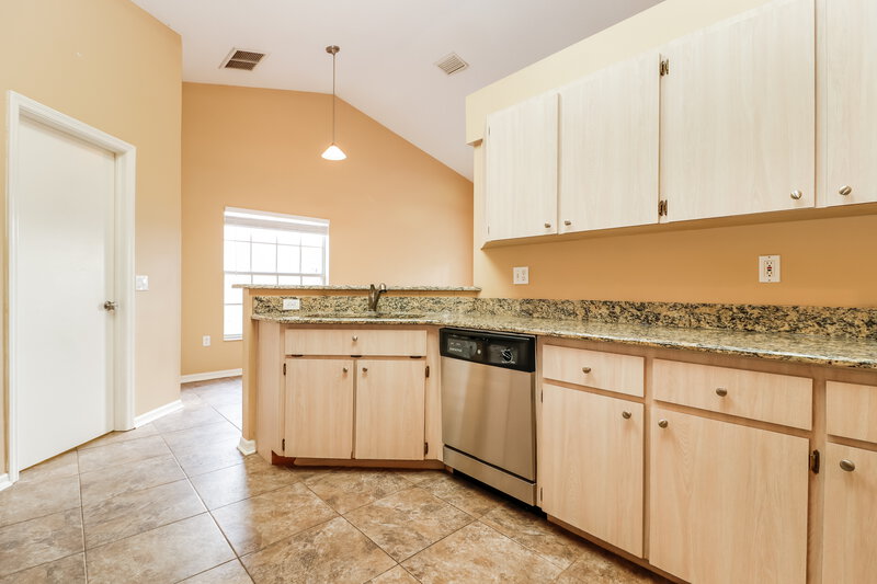 1,805/Mo, 10244 Rainbow Oaks Dr Hudson, FL 34667 Kitchen View 3