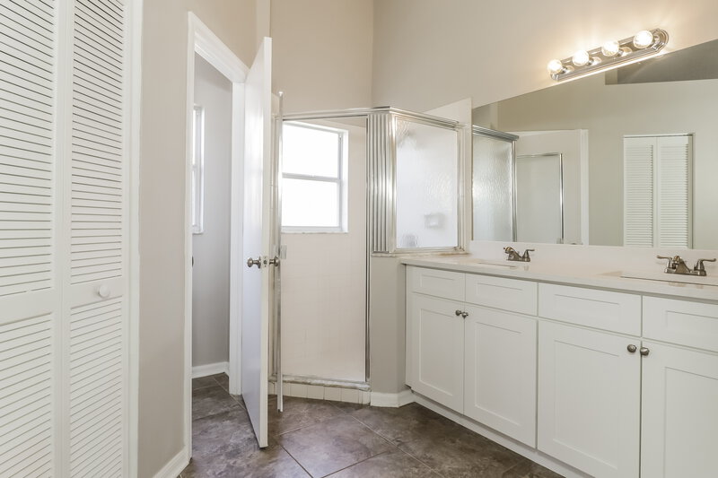 1,880/Mo, 10244 Rainbow Oaks Dr Hudson, FL 34667 Main Bathroom View