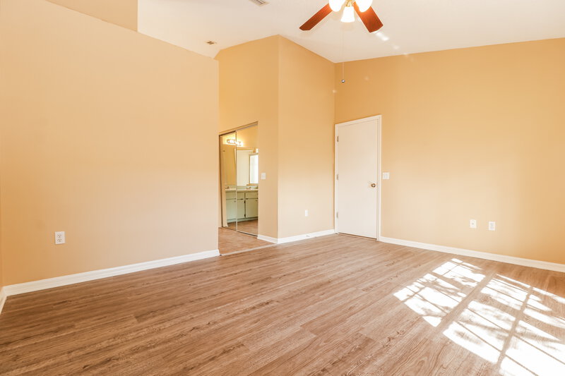 1,805/Mo, 10244 Rainbow Oaks Dr Hudson, FL 34667 Master Bedroom View 2