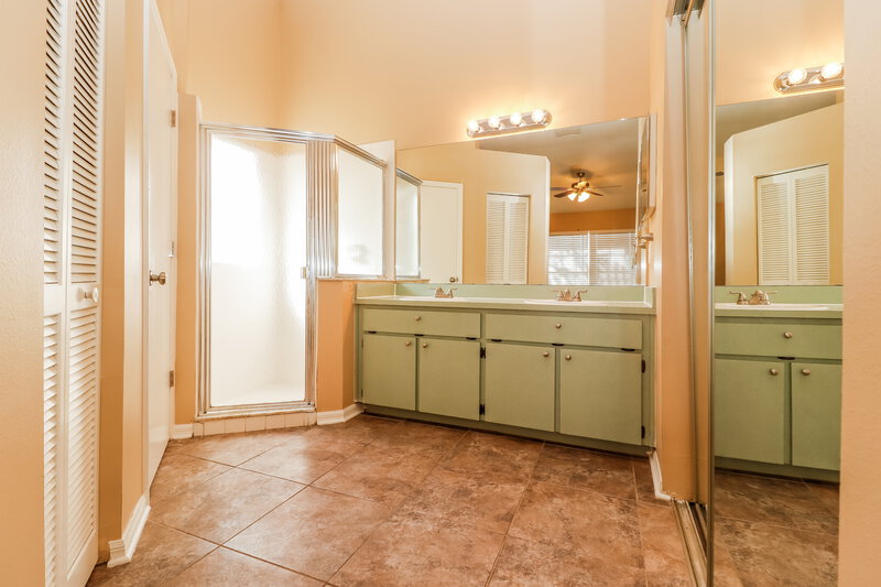 1,805/Mo, 10244 Rainbow Oaks Dr Hudson, FL 34667 Master Bathroom View