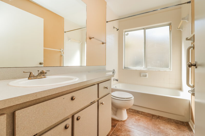 1,805/Mo, 10244 Rainbow Oaks Dr Hudson, FL 34667 Bathroom View