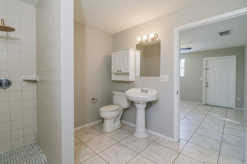 2,235/Mo, 2126 Telogia Ct Holiday, FL 34690 Main Bathroom View