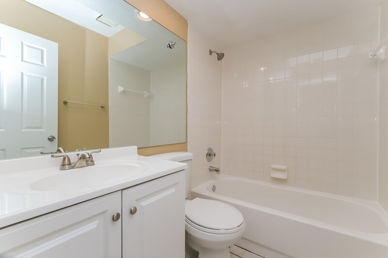 1,865/Mo, 11243 Elgin Blvd Spring Hill, FL 34608 Main Bathroom View